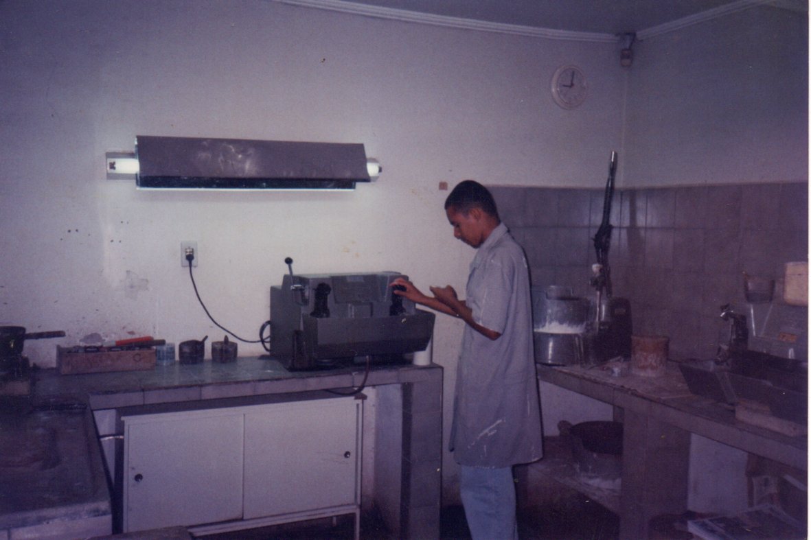 Técnico montando lentes no laboratório próprio em 1992